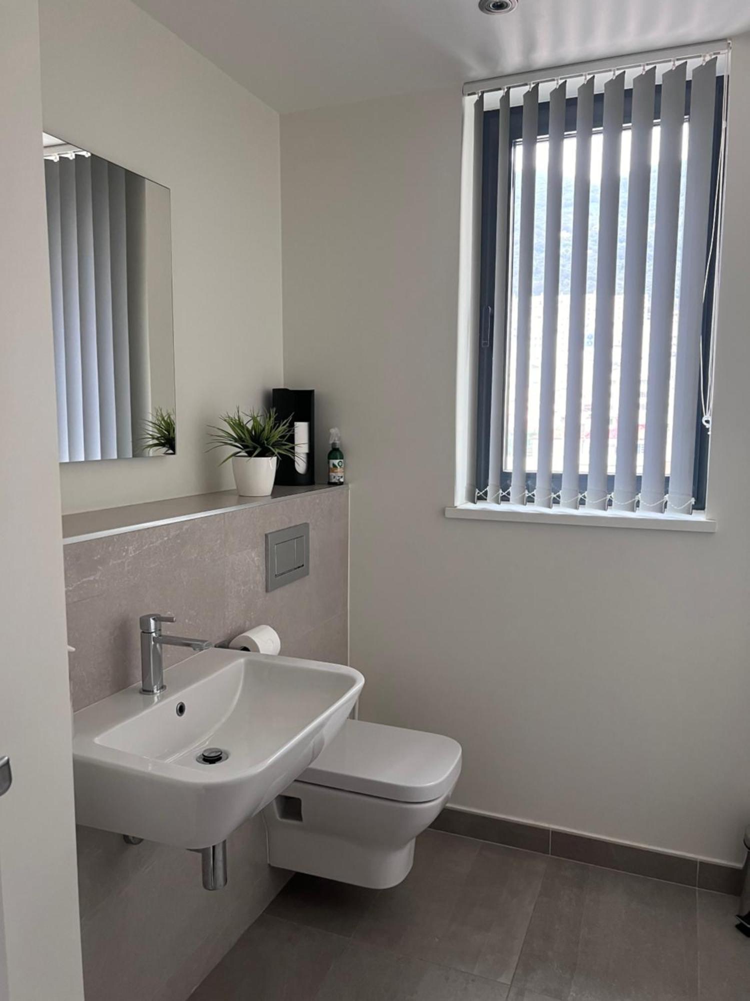 Deluxe 1-Bed Apartment In The City Centre Gibraltar Bagian luar foto